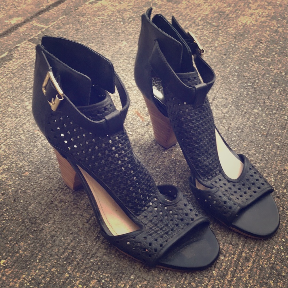 Vince camuto Black 3” sandal wedges